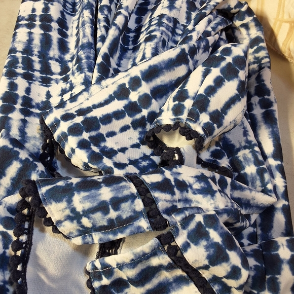 CHICO'S DOT TRIM TIE DYE POPOVER TOP - Picture 12 of 12